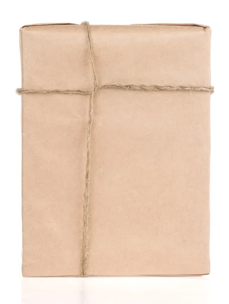 Parcelle enveloppée attachée avec corde isolée sur blanc — Photo