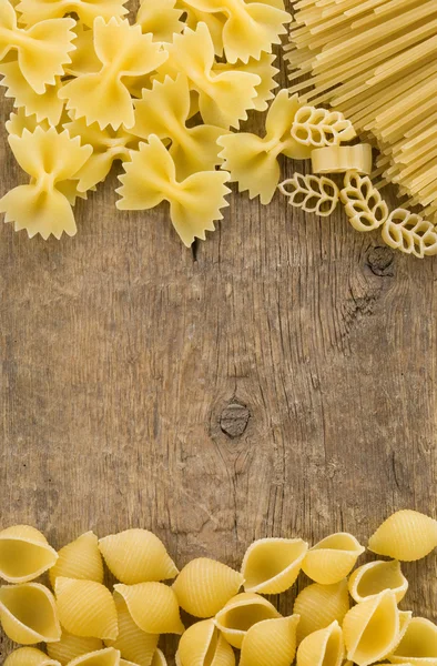 Pasta cruda su fondo legno — Foto Stock