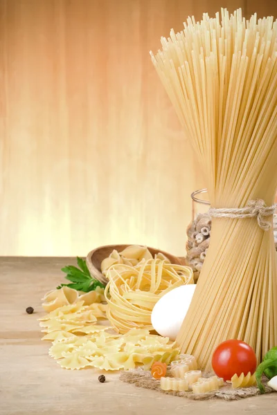 Pasta och mat ingrediens på trä — Stockfoto