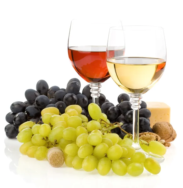 Vinho em vidro e fruta isolado em branco — Fotografia de Stock