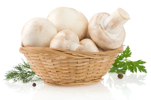 Pilze und Korb mit Gewürzen isoliert auf weiß — Stockfoto