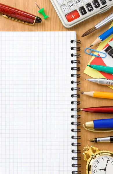 Voltar ao conceito de escola e caderno verificado — Fotografia de Stock