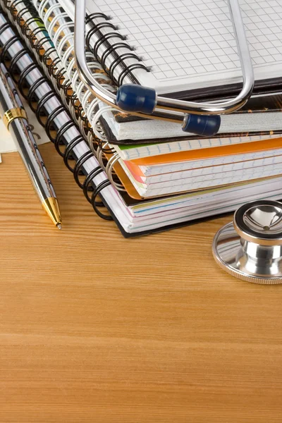Medische stethoscoop met notebook op hout — Stockfoto