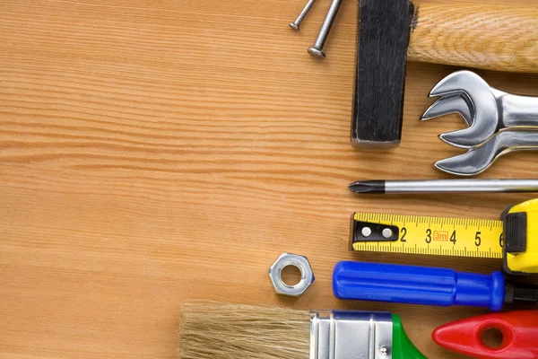 Herramientas sobre fondo de tablero de madera — Foto de Stock