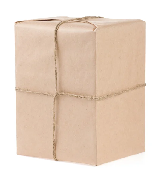 Упаковка, обернутая коричневой бумагой, изолированная на белом — стоковое фото