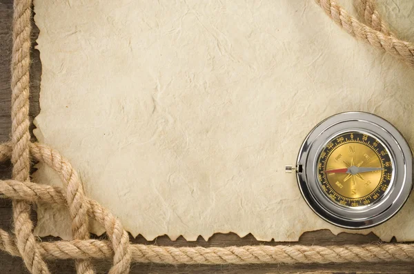 Канаты и компас на старинной старинной бумаге — стоковое фото