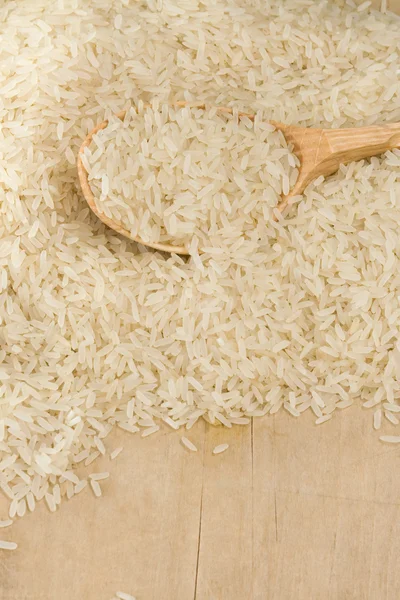 Nyers rizs-vetőmagok és kanál — Stock Fotó