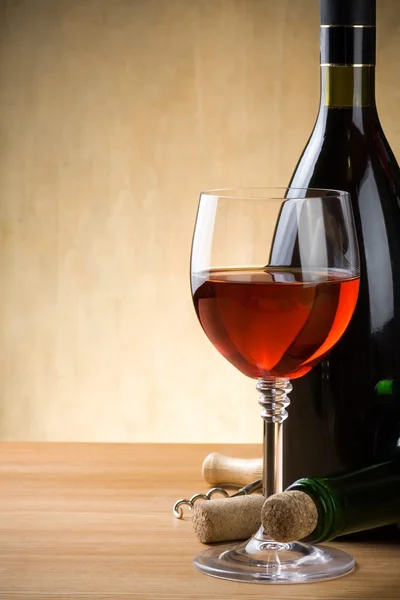 Glass and bottle of wine on wood — Stock Photo, Image