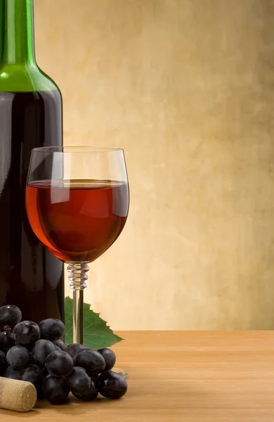 Vino e bicchiere con bottiglia su legno — Foto Stock