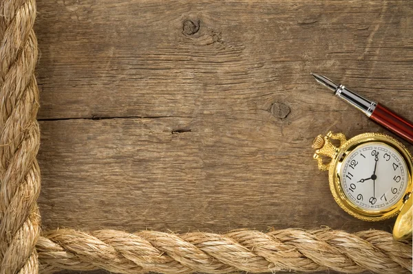 Cuerdas de barco y reloj con pluma de tinta en madera vieja —  Fotos de Stock