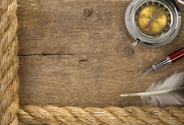 Cordas de navio e bússola em madeira velha — Fotografia de Stock