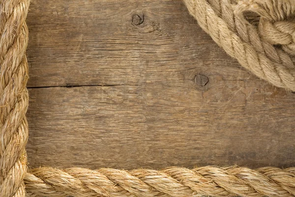 लकड़ी पृष्ठभूमि पर जहाज रस्सी और नोट — स्टॉक फ़ोटो, इमेज