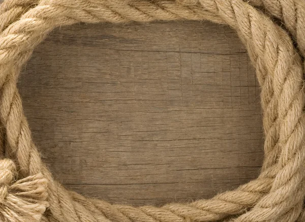 Cordas de navio e nó sobre fundo de madeira — Fotografia de Stock