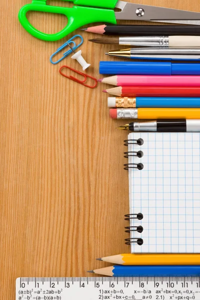 Terug naar school concept en gecontroleerd notebook — Stockfoto