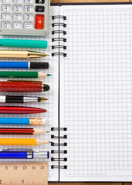Terug naar school concept en gecontroleerd notebook — Stockfoto