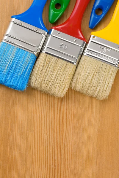 Pincel colorido no fundo de madeira — Fotografia de Stock