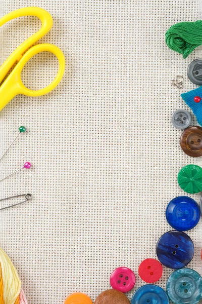 Kit de costura com botões, tesouras e agulhas — Fotografia de Stock