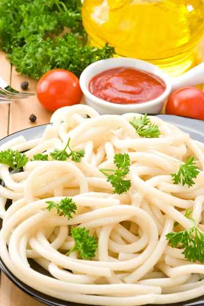 Спагетті їжа та спеції на дереві — стокове фото