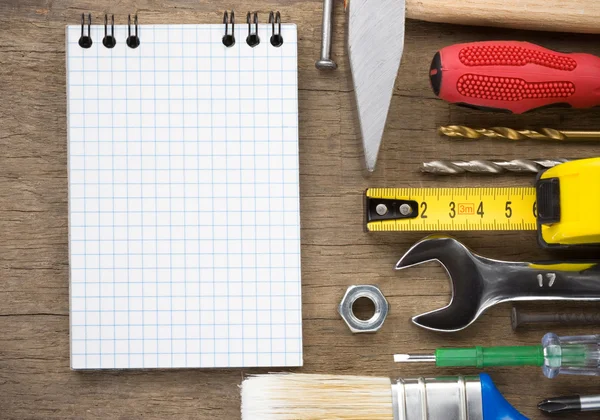 Zestaw narzędzi i notatnik na drewno — Zdjęcie stockowe