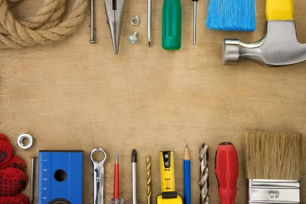 Conjunto de ferramentas sobre fundo de madeira — Fotografia de Stock