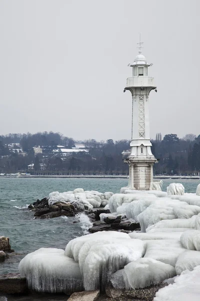 Замороженный маяк Женевы — стоковое фото