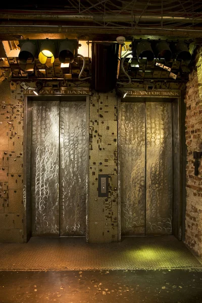 Výtahy, osvětlené s grunge efekt — Stock fotografie