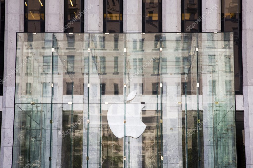 Apple store on 5th Avenue in New York