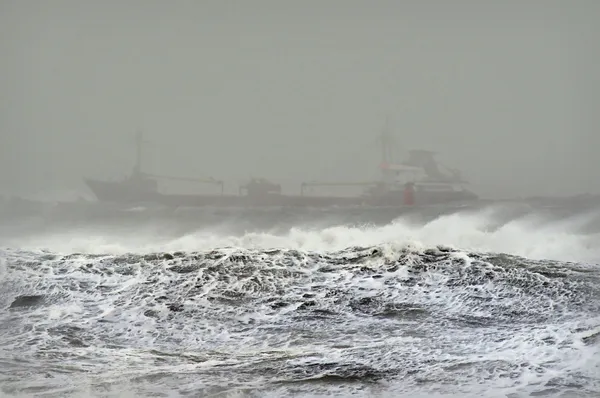 Kapal di Stormy Waters — Stok Foto