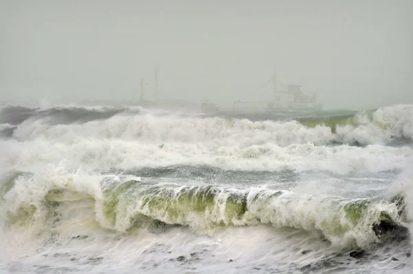 Fırtınalı sularda gemi — Stok fotoğraf