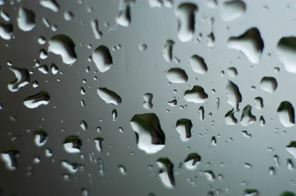 在窗口上的雨滴 — 图库照片