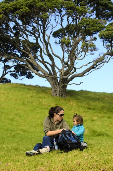 Anne ve çocuk piknik — Stok fotoğraf