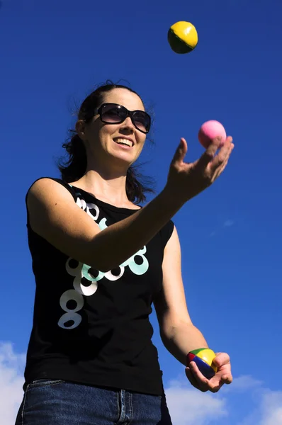 Žena žonglování míčky — Stock fotografie