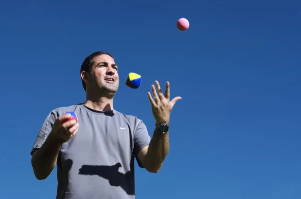 Homme jonglerie balles — Photo