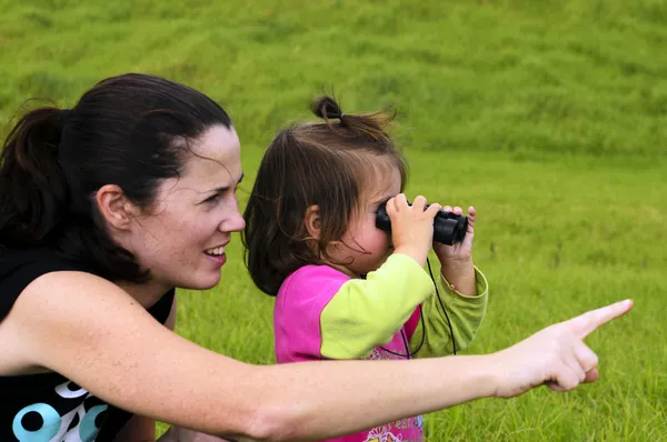 母亲和孩子用双筒望远镜 — 图库照片