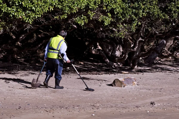 Man Search for Metals with Metal Detector — Stock Photo, Image