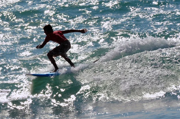海のスポーツ - サーフィン波 — ストック写真