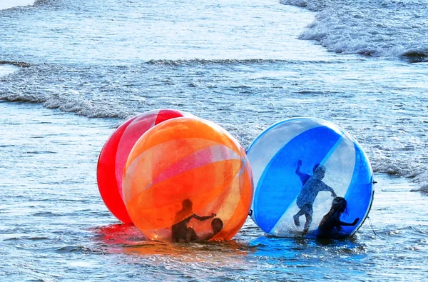 Esporte marinho - Bola de passeio aquático — Fotografia de Stock