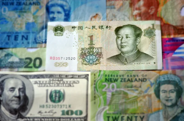 Pieniądze chińskiej i zachodniej — Zdjęcie stockowe