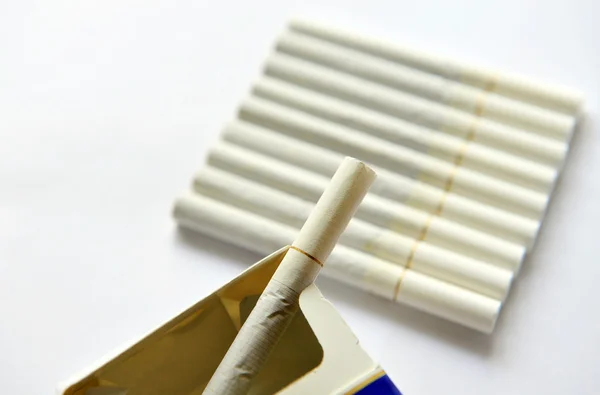 白で隔離されるタバコ — ストック写真