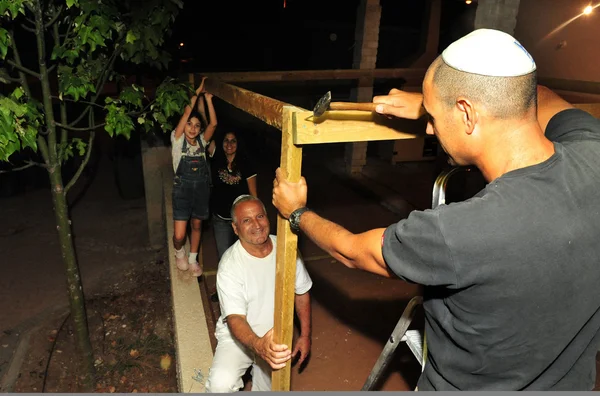 Israelische Familie bereitet sich auf den jüdischen Feiertag sukkoth vor — Stockfoto
