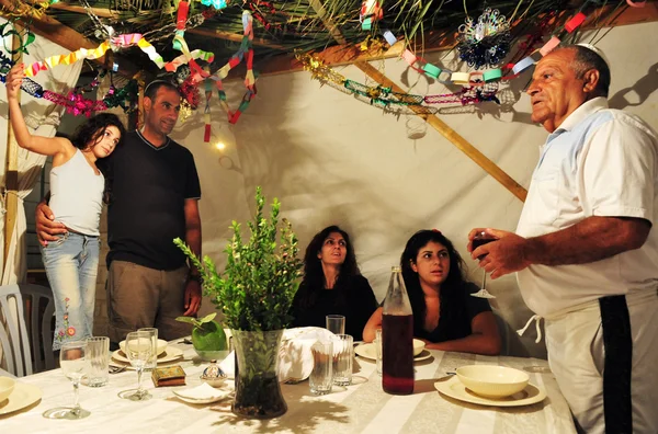Ισραηλινή οικογένεια γιορτάζει η εβραϊκή αργία sukkoth — Φωτογραφία Αρχείου