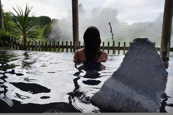 Fonte termal e piscina termal da Nova Zelândia em Rotorua — Fotografia de Stock