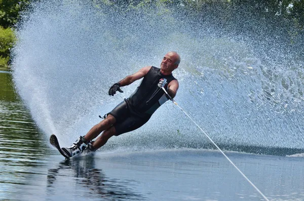 Водные виды спорта - водные лыжи — стоковое фото