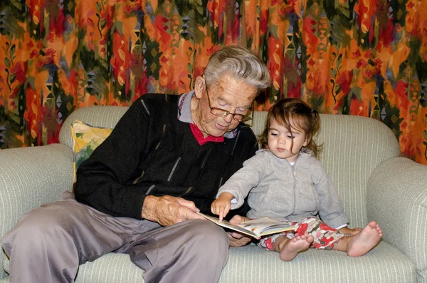 Infância - Relacionamento com o avô — Fotografia de Stock