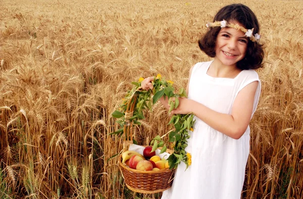 Israeliska barn delta i judiska högtiden shavuot — Stockfoto