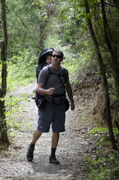 Far och barn vandring — Stockfoto