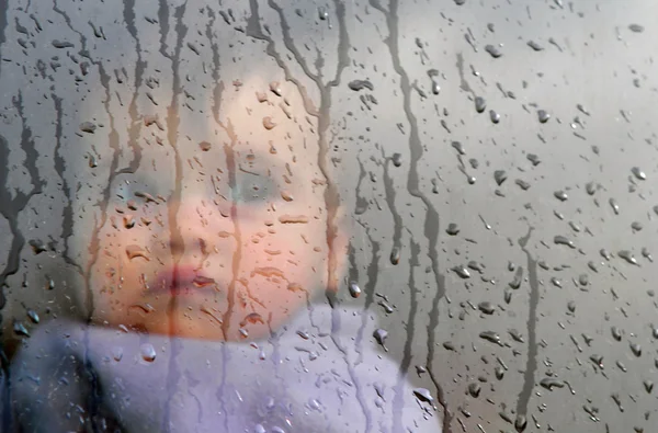 Çocukluk - kış yağmur fırtına — Stok fotoğraf