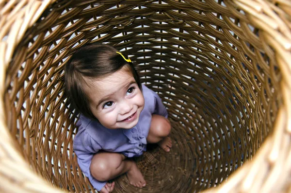 Infância - Esconder e procurar — Fotografia de Stock
