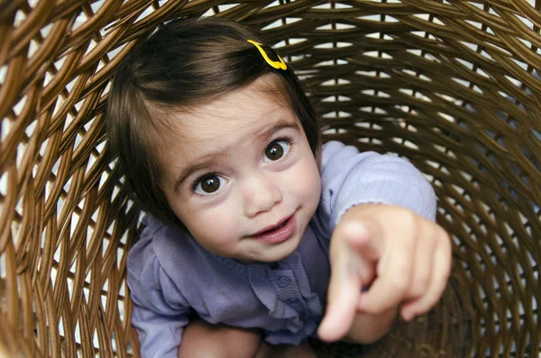 Infância - Esconder e procurar — Fotografia de Stock