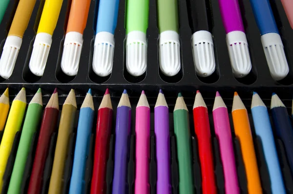 Artysta narzędzia - kolorowe kredki — Zdjęcie stockowe